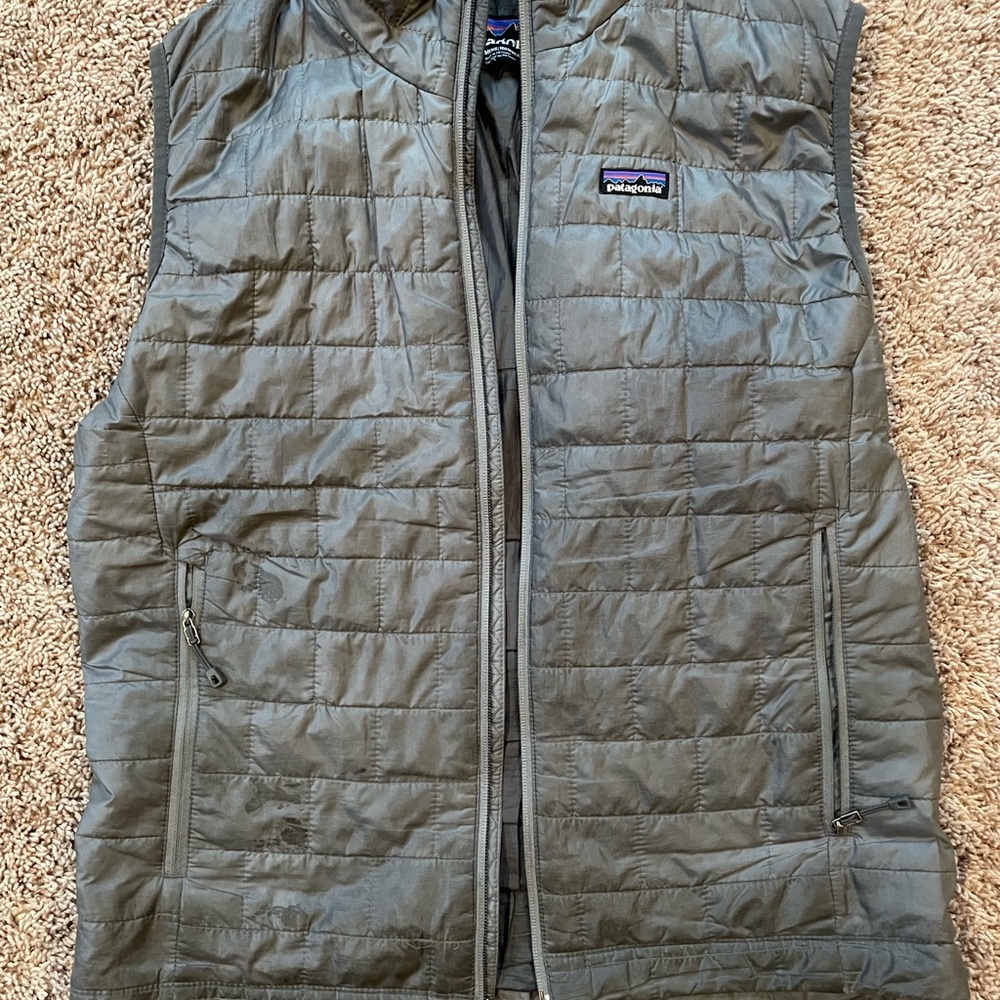 Patagonia Men's Gray puffball vest - medium